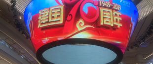 公司花20萬(wàn)裝修的會(huì)議室，竟被客戶吐槽‘像網(wǎng)吧’？高級(jí)感會(huì)議室的屏幕選擇秘訣”